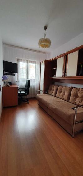 Inchiriez Apartament cu 3 camere decomandate etaj 1/4 - 7