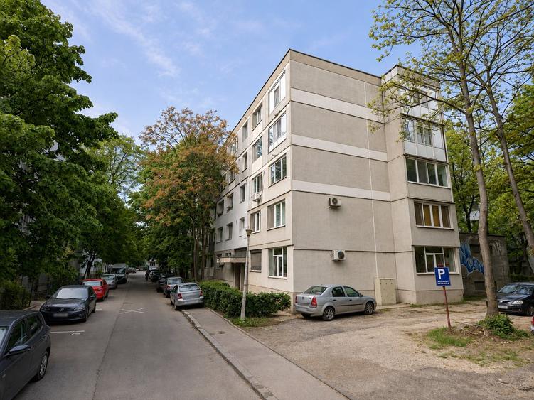 Apartament cu 3 camere decomandat în Păcii