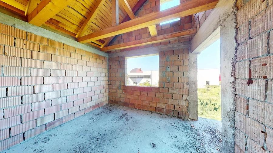 Casă cu 5 camere cu Teren 1000 Mp în Cristian