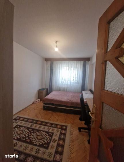 Apartament cu 4 camere decomandat în Central