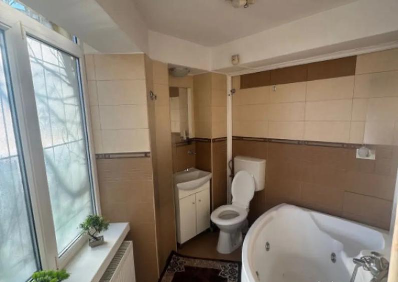 Apartament cu 3 camere semidecomandat în Orașul Vechi