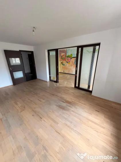 Apartament cu 4 camere semidecomandat în Crângași