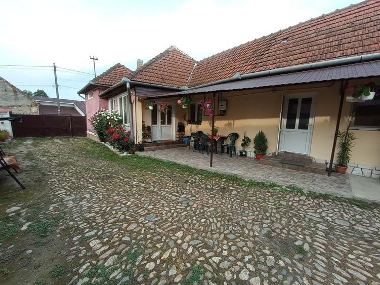 Casă cu 4 camere cu Teren 1060 Mp în Beriu