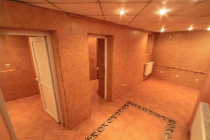 Casă individuală cu 5 camere cu Canalizare în Romană