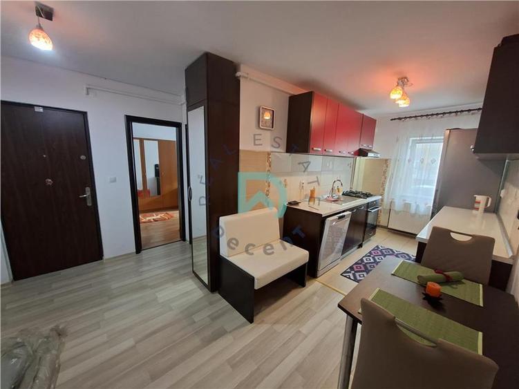 Apartament cu 3 camere semidecomandat în Tractorul