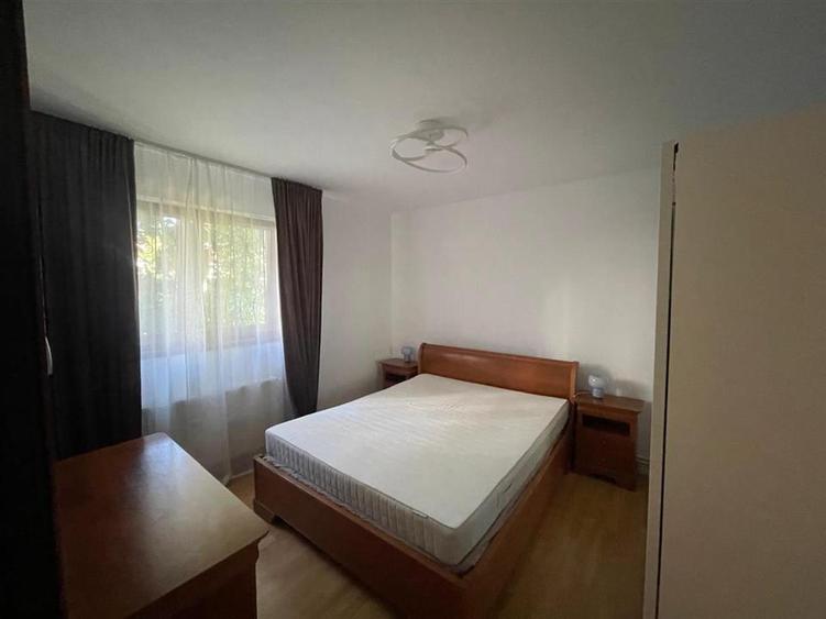 Apartament cu 3 camere semidecomandat, mobilat în Ultracentral