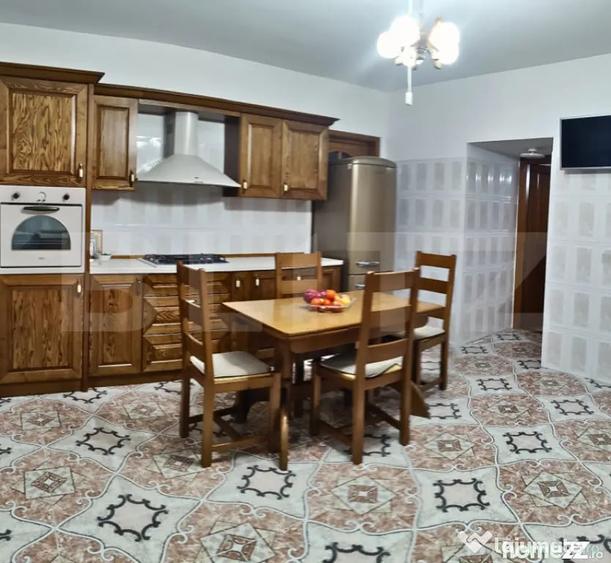 Casă cu 7 camere cu Teren 1178 Mp în Central