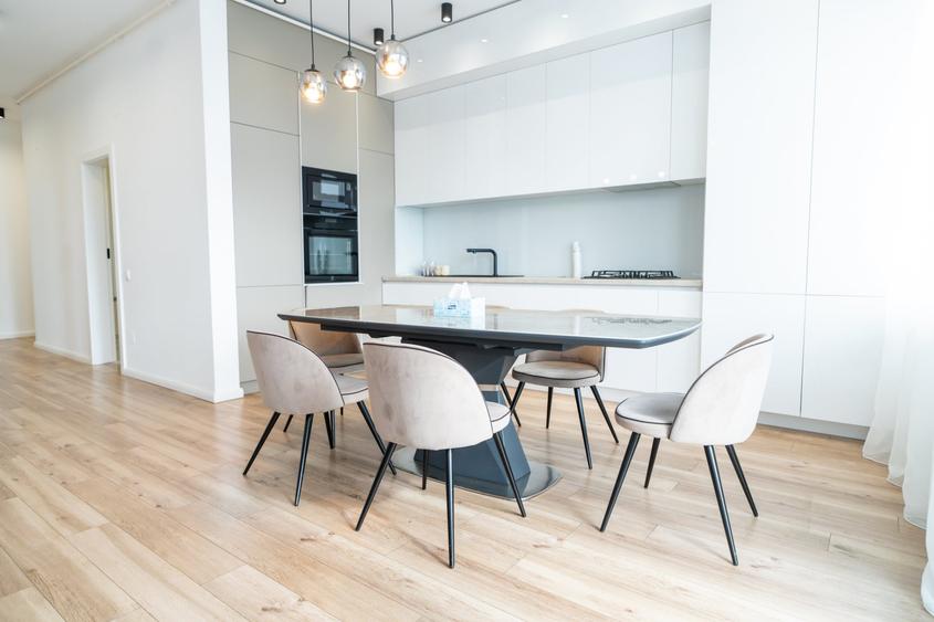 Apartament cu 3 camere semidecomandat, mobilat în P-ța Mihai Viteazul