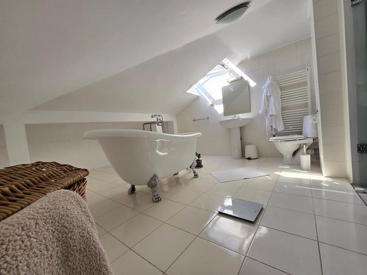 Penthouse cu 4 camere semidecomandat în Dobroești