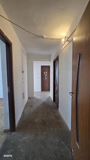 Apartament cu 3 camere decomandat în Craiovița Nouă