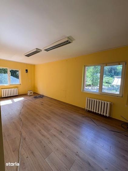 Casă cu 6 camere cu Teren 700 Mp în Valea Roșie