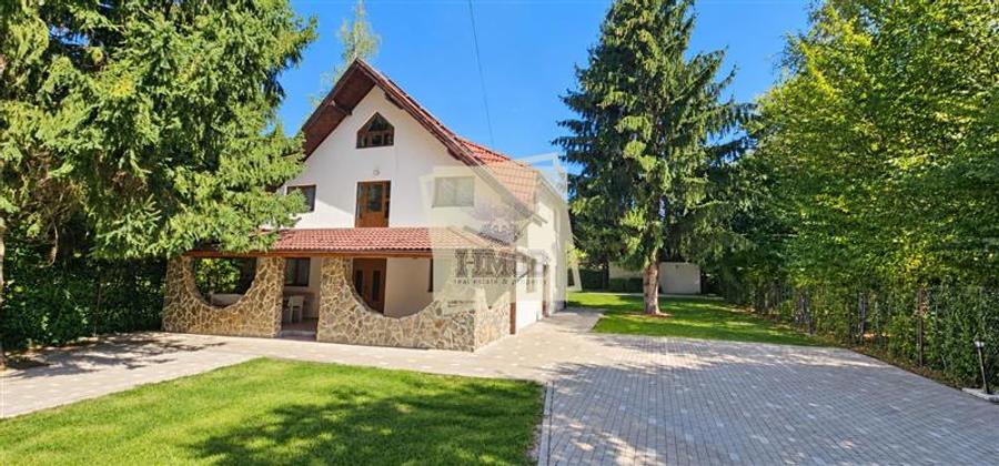 Casă individuală cu 7 camere cu Teren 1000 Mp în Central