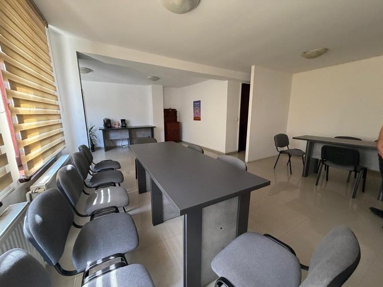 Casă individuală cu 8 camere cu Canalizare în Central