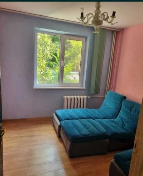 Apartament cu 3 camere semidecomandat, mobilat în Titan