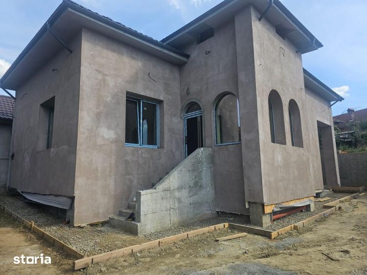 Casă cu 4 camere cu Teren 376 Mp în Curtea de Argeș