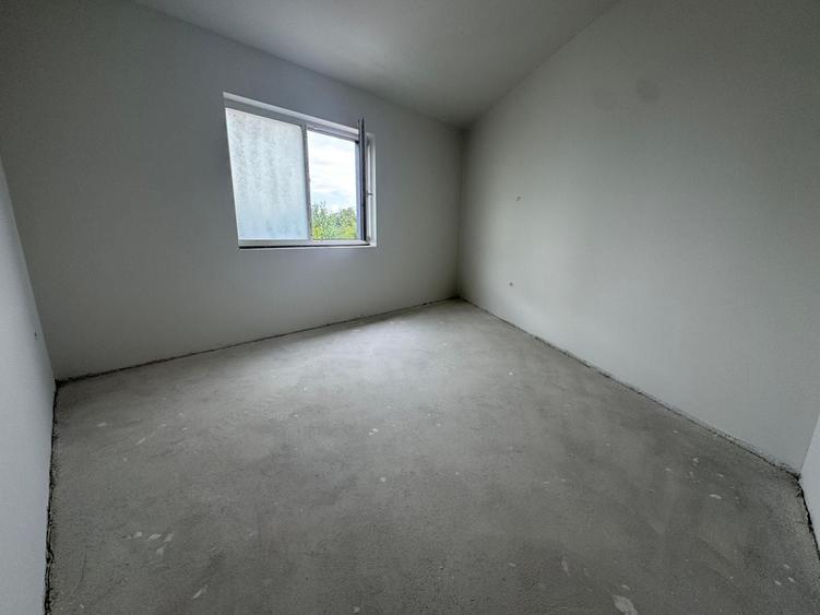 Apartament cu 3 camere semidecomandat în Plopi