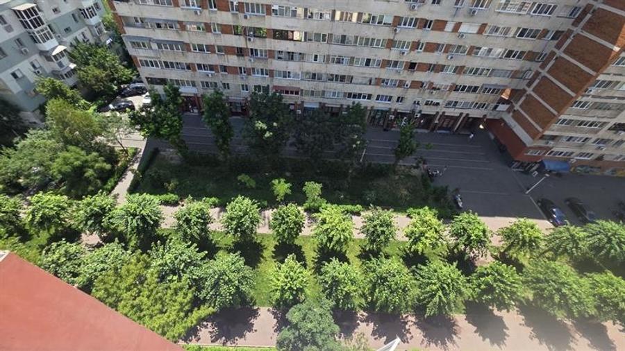 Apartament cu 3 camere decomandat în Craiovița Nouă