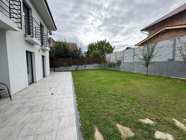Casă individuală cu 5 camere cu Canalizare în Șura Mică