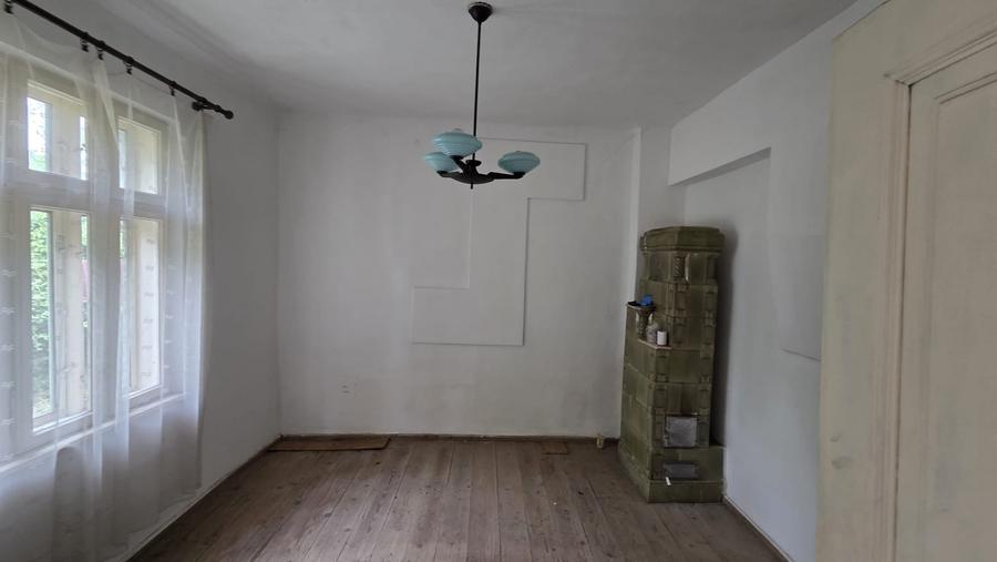 Casă individuală cu 4 camere cu Canalizare în Vest