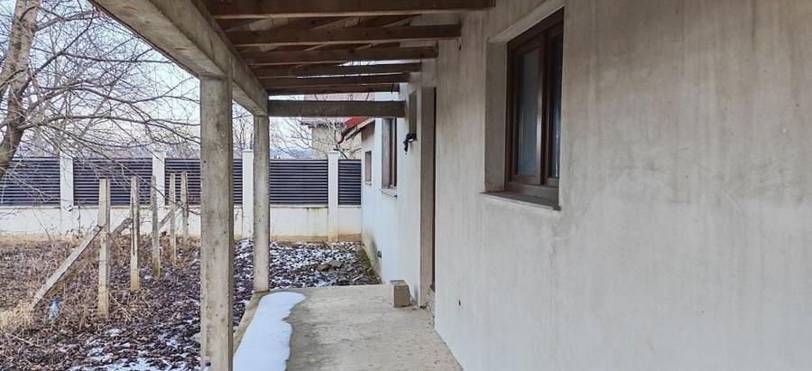 Casă cu 4 camere în Cotu Vameș