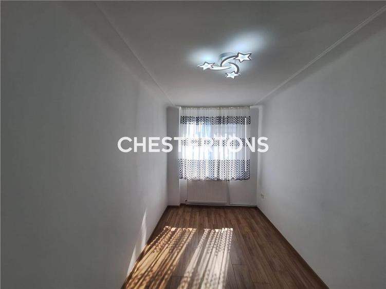 Apartament cu 3 camere semidecomandat în Independenței