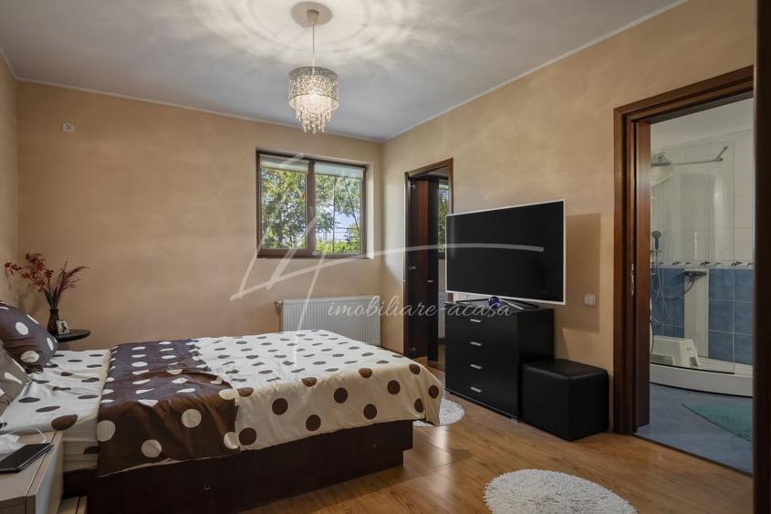 Casă individuală cu 7 camere cu Garaj în Balotești