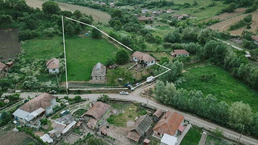 Casă cu 2 camere cu Teren 5032 Mp în Puini