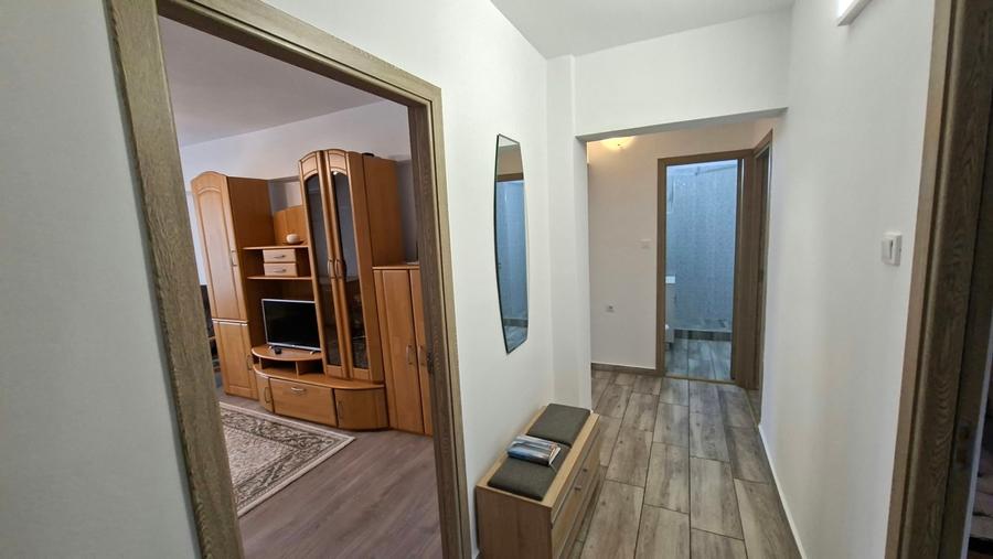 Apartament cu 3 camere decomandat în Corina