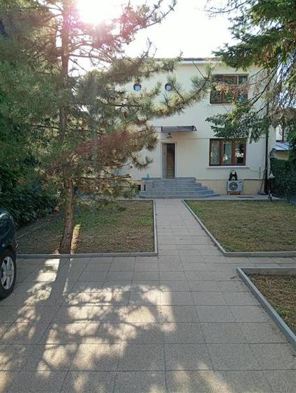 Casă cu 5 camere cu Teren 275 Mp în Tineretului