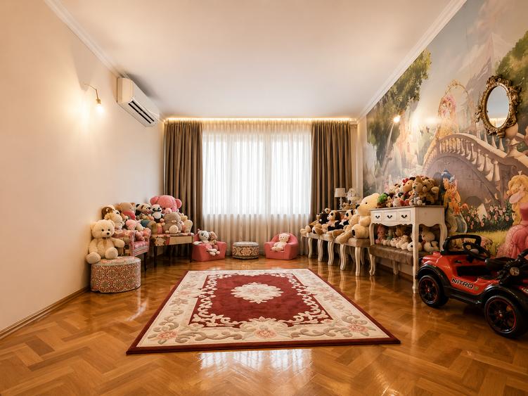 Casă individuală cu 7 camere cu Teren 1090 Mp în Cazasu