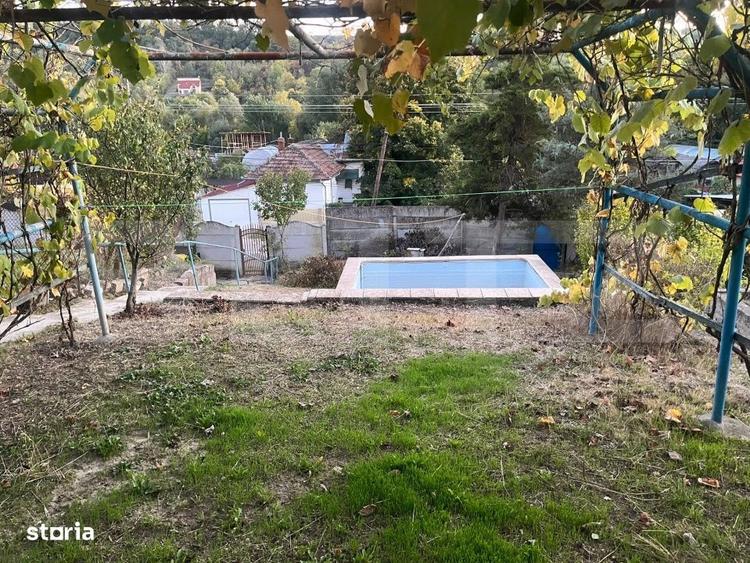 Casă cu 4 camere în Leamna de Sus