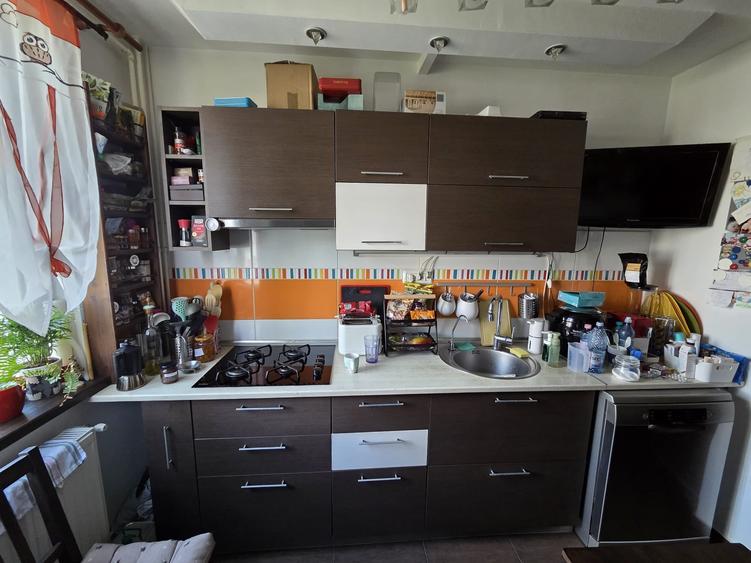 Apartament cu 4 camere decomandat în Drumul Taberei
