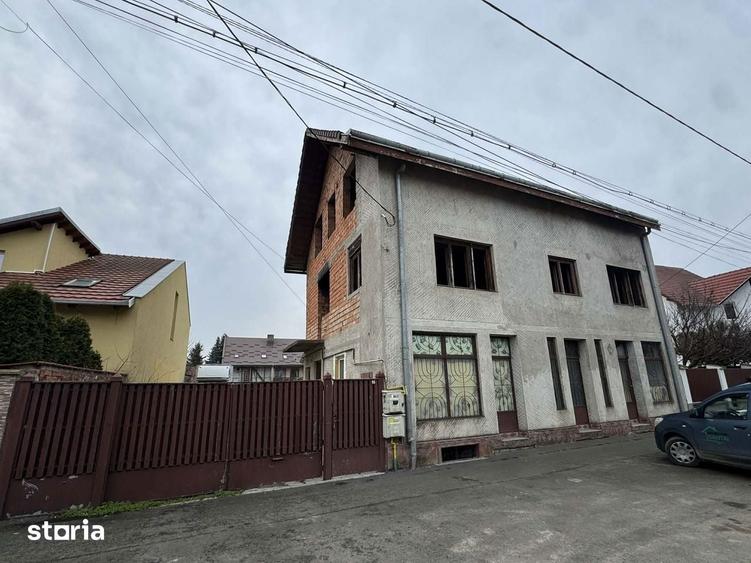 Casă cu 8 camere cu Teren 622 Mp în Titulescu