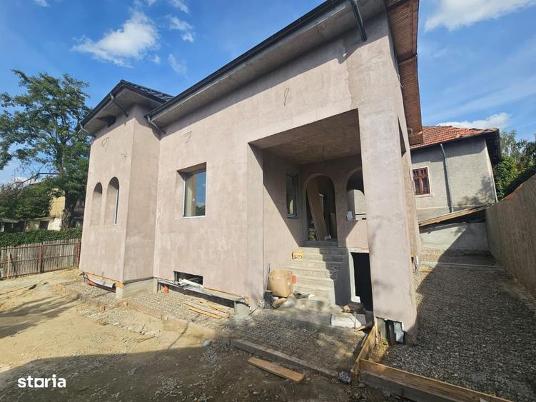 Casă cu 4 camere în Curtea de Argeș