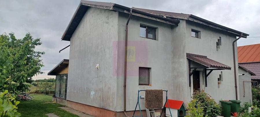 Casă cu 4 camere cu Teren 500 Mp în Săbăreni
