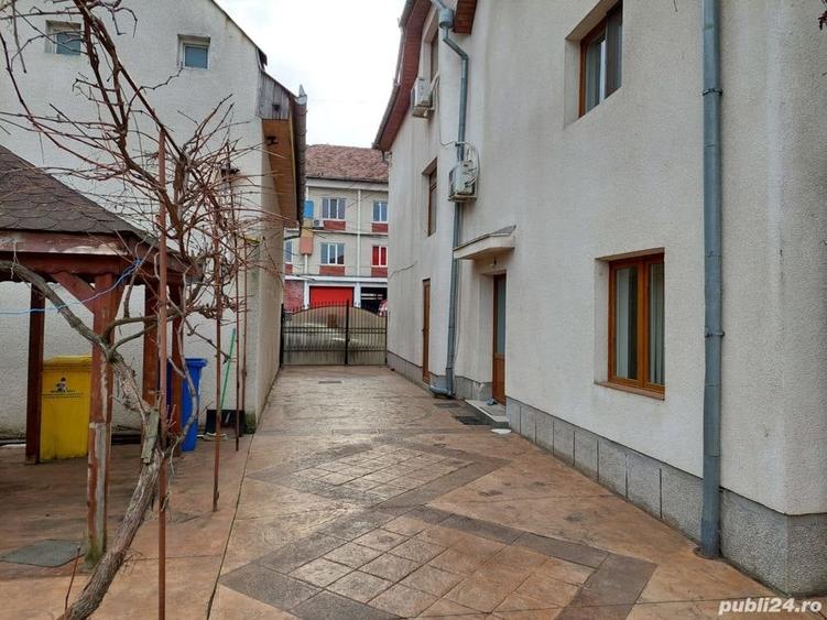 Casă cu 6 camere în Piața Centrală
