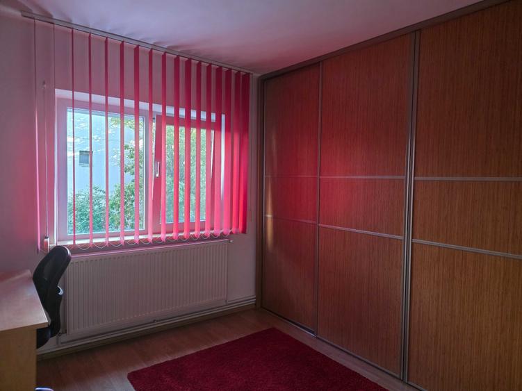 Apartament cu 3 camere decomandat, mobilat în Drumul Sării