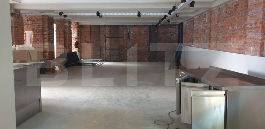 Apartament cu 20 camere circular, mobilat în P-ța Victoriei