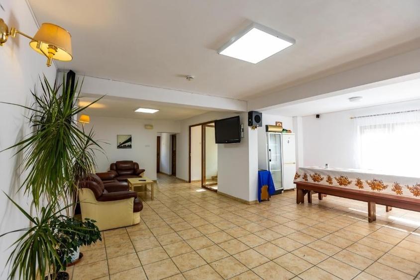 Duplex cu 10 camere cu Teren 250 Mp în Zamora