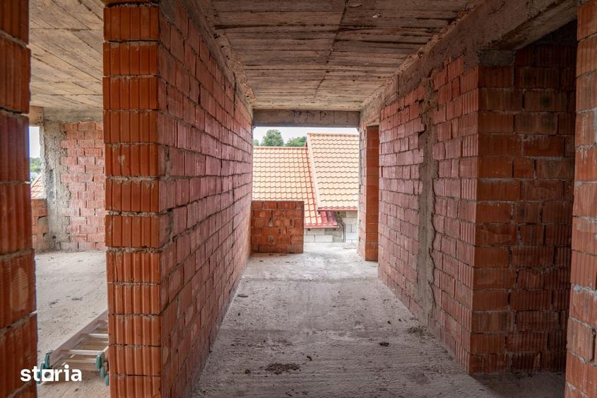 Casă cu 8 camere cu Teren 595 Mp în Scorțeni