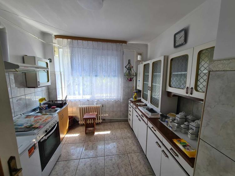 Apartament cu 3 camere semidecomandat în Hipodrom