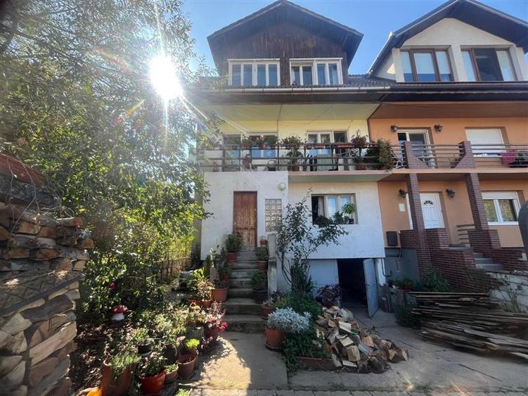 Casă individuală cu 8 camere cu Canalizare în Periferie