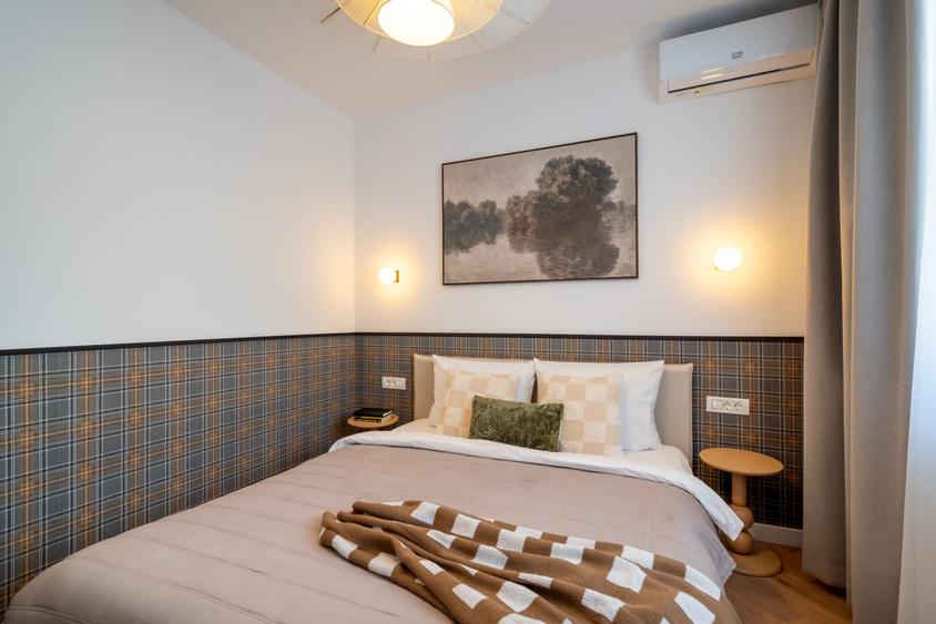 Apartament cu 3 camere semidecomandat în Calea Victoriei