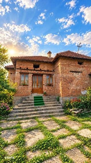 Casă cu 4 camere cu Teren 2385 Mp în Central