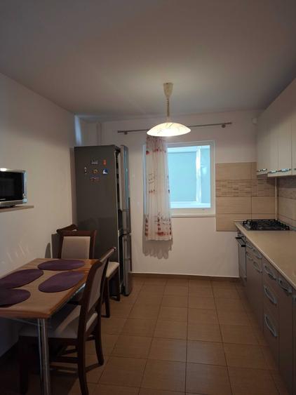 Apartament cu 3 camere decomandat în Berceni
