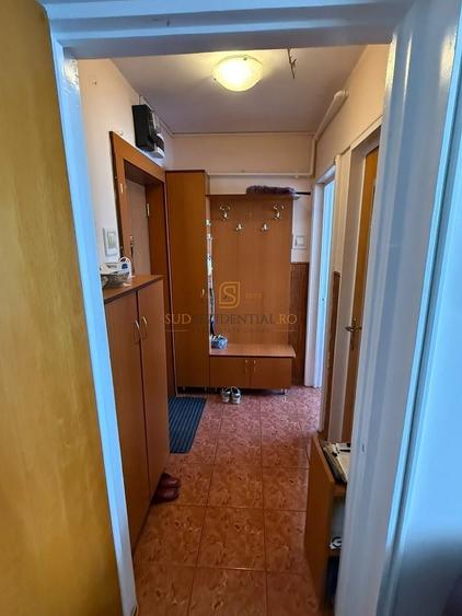 Apartament cu 3 camere semidecomandat, mobilat în Brâncoveanu