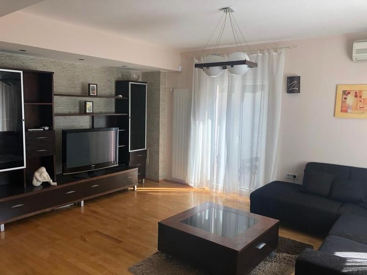 Casă individuală cu 6 camere cu Canalizare în Crevedia