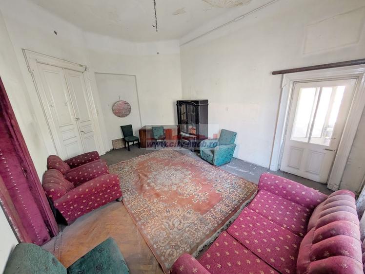 Apartament cu 3 camere semidecomandat în Victoriei