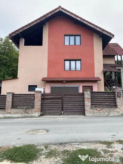 Apartament cu 3 camere semidecomandat în Exterior Vest