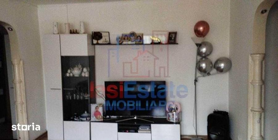 Apartament cu 3 camere semidecomandat în Podu Roș